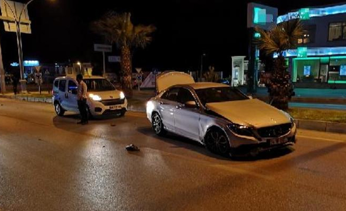 Kaldırıma çarptı, otomobilini bırakarak gitti