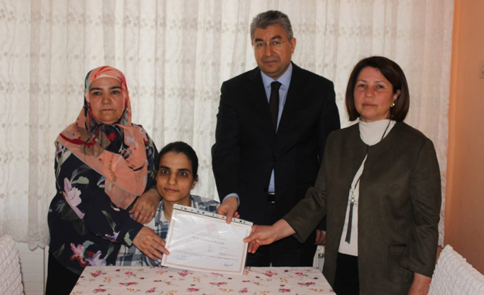 54 yaşında okuma yazma öğrendi