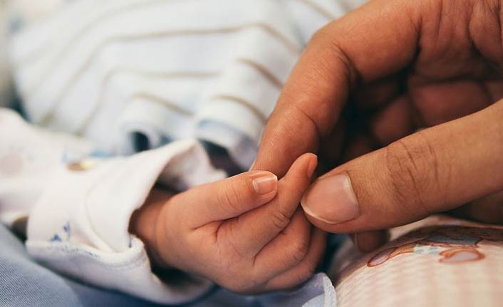 Bir ay arayla doğum yaptı