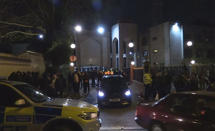 Londra'da polis, zanlıları yakalamak için camiye girdi