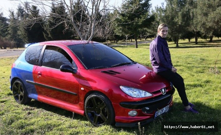 Yusuf Yazıcı, arabasını bordo-maviye boyadı