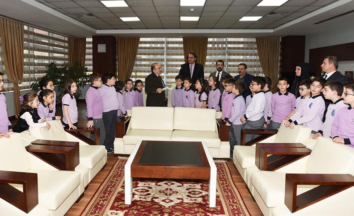 Başkan Gümrükçüoğlu, ilkokul öğrencilerini ağırladı