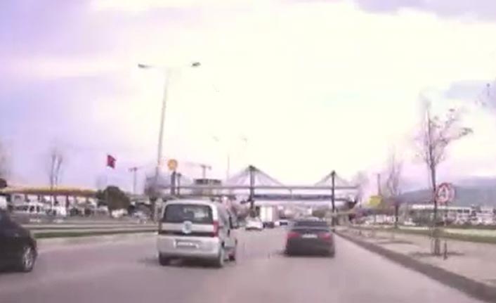 Makas atan otomobil kazaya neden oldu: O anlar kamerada