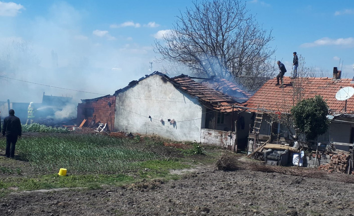 Fırında ekmek yaparken evi yandı