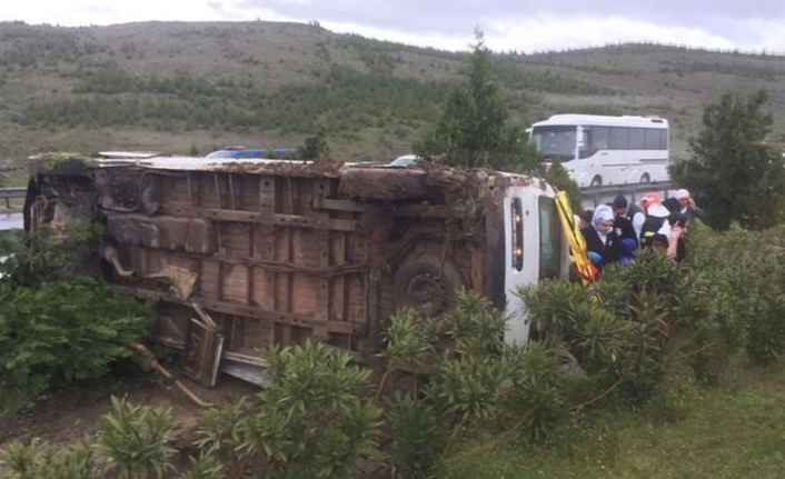Seçim için Mardin'e giden minibüs devrildi