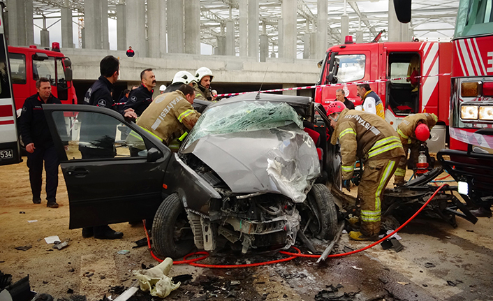 Tuzla’da iki otomobil çarpıştı: 1 ölü, 5 yaralı