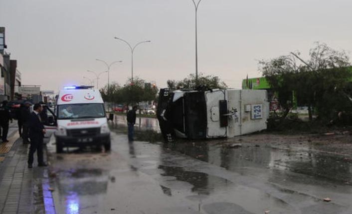 TOMA devrildi: 2 polis yaralı