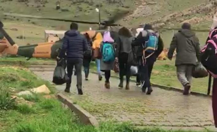 Seçim görevlileri helikopterle taşındı