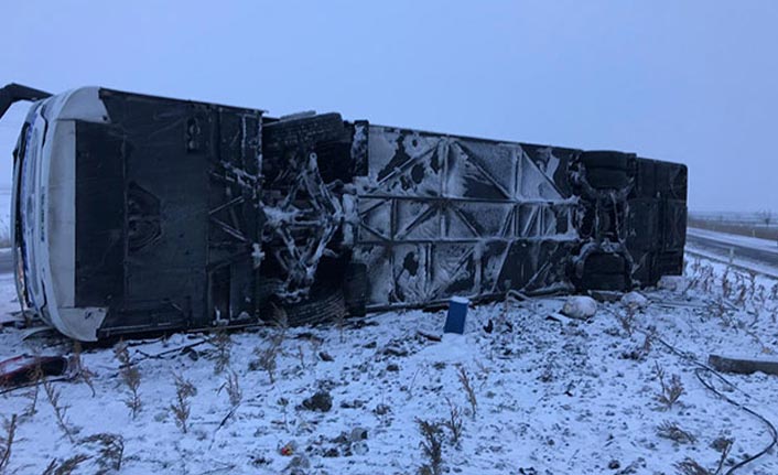 Adana'dan Konya yönüne giden yolcu otobüsü devrildi.: 1 ölü, 17 yaralı