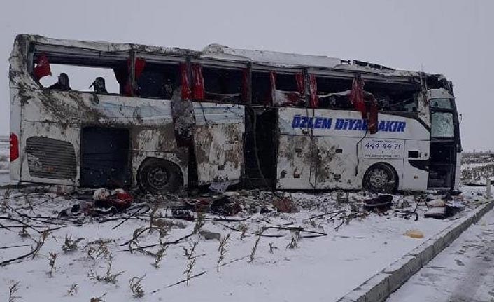 Konya'da devrilen yolcu otobüsünde ölü ve çok sayıda yaralı var.
