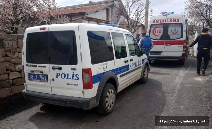 Evinde kendini astı!