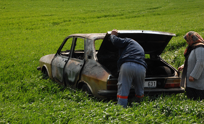 Tarlada çalışırken park halindeki otomobili yandı