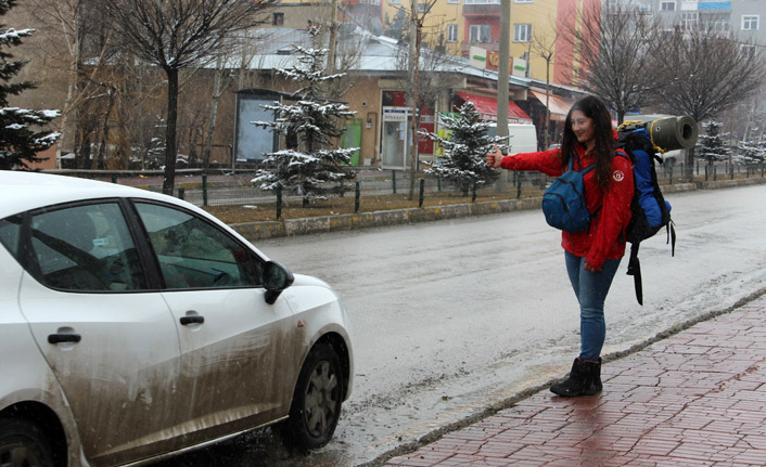 Üniversiteli genç kız, otostopla 75 il gezdi