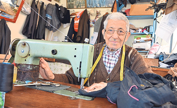 Asırlık Yaşar Dede, mesleği ile yaşıyor