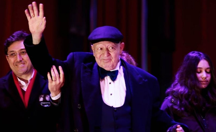 "Türk pop müziğinin aşk dolu adamı Kayahan"