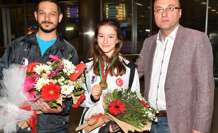 Altın kız Ayşe Begüm'e görkemli karşılama