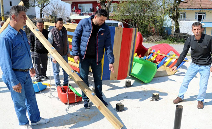 Seçimi kaybeden muhtar yaptırdığı parkı söktü