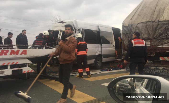 Trabzon’da öğrencileri taşıyan servis kaza yaptı! Yaralılar var!