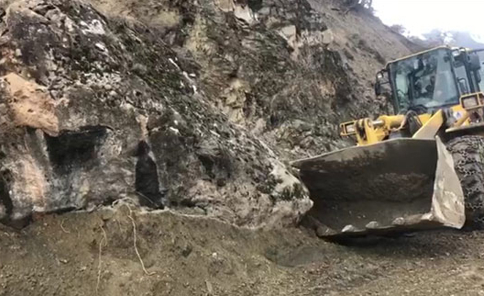 Dev kaya parçası yolu ulaşıma kapadı!