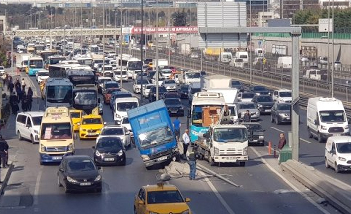E-5'te trafiği kilitleyen kaza!