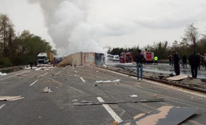 Devrilen TIR yolu ulaşıma kapadı!