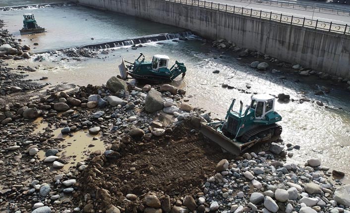 Rize’de taşkını önleme çalışmaları devam ediyor