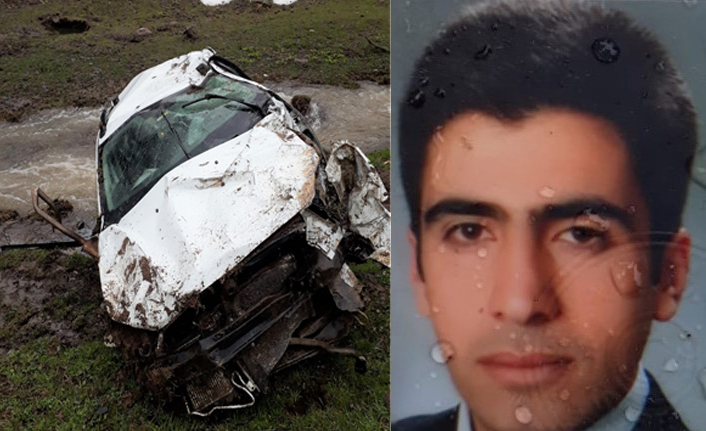 Bingöl'de otomobil dereye yuvarlandı!