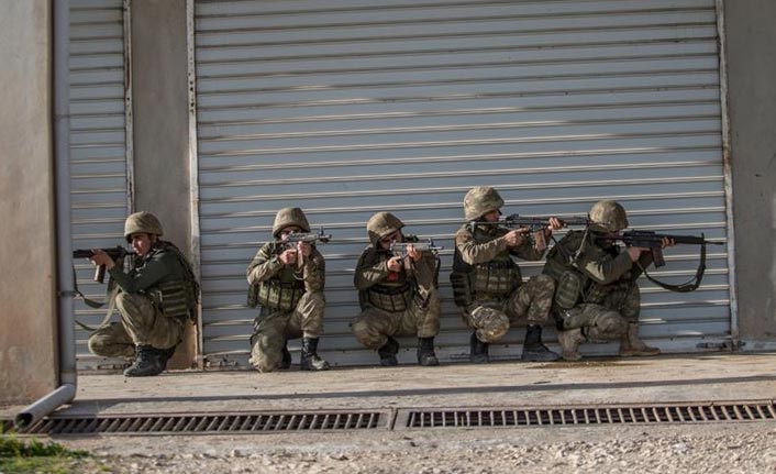 Mehmetçik Afrin'de terörist sızmalarına geçit vermiyor