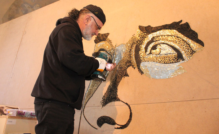 Arnavut sanatçı, 250 bin vidayla Atatürk portesi yapıyor