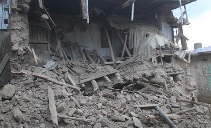 Depremin hasarı gün ağarınca ortaya çıktı!