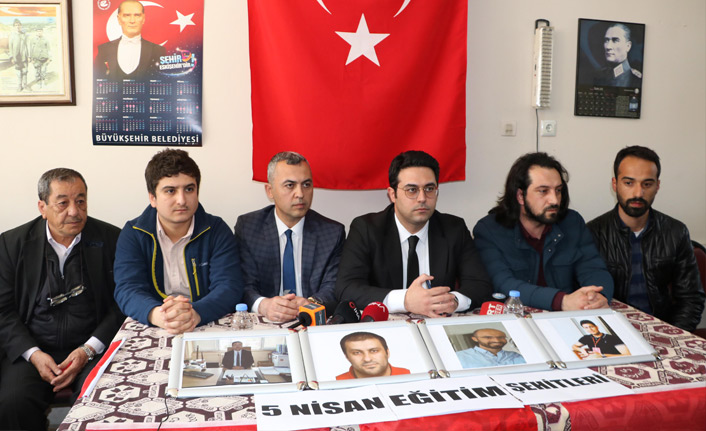 Üniversitede öldürülen dört akademisyen karanfillerle anıldı