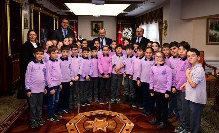 Minik Öğrencilerden Vali Ustaoğlu'na Ziyaret