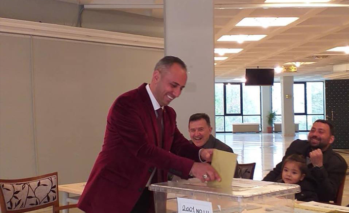 Muhtarlık koltuğunu eşine devretti