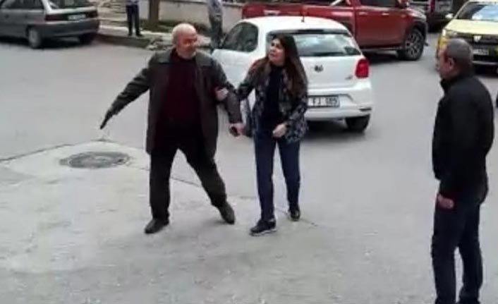 Silah çeken babayı kızı ikna etti