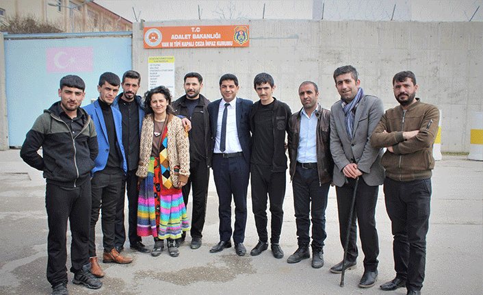 Cezaevine bu kez kelepçeyle değil kostümle girdiler