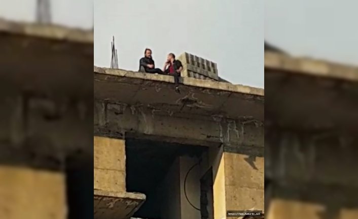 Polis, intihar girişimcisini telefon verirken yakaladı