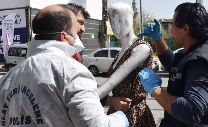 Yok artık! Cansız mankeni taciz ettiler, yakalandılar