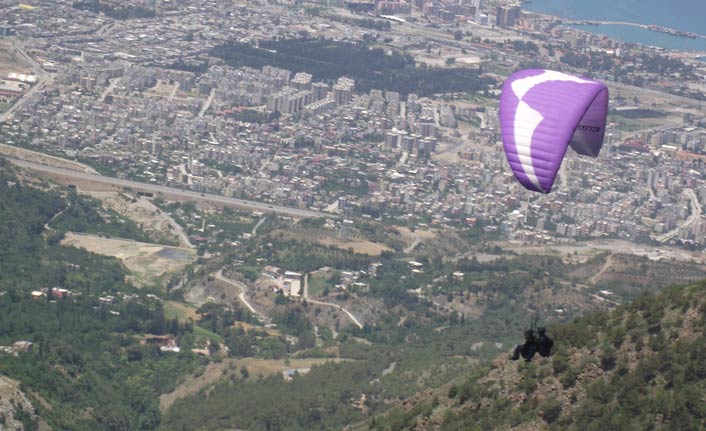 Yamaç paraşütçüleri yere çakıldı: 2 yaralı