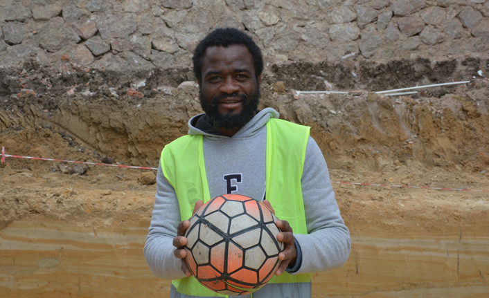 Futbol oynamak için geldi, inşaatta çalışmaya başladı!
