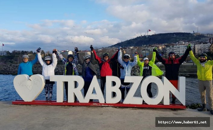 Bisikletle Karadeniz'i geziyorlar