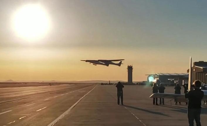 Dünyanın en büyük uçağı test uçuşunu yaptı