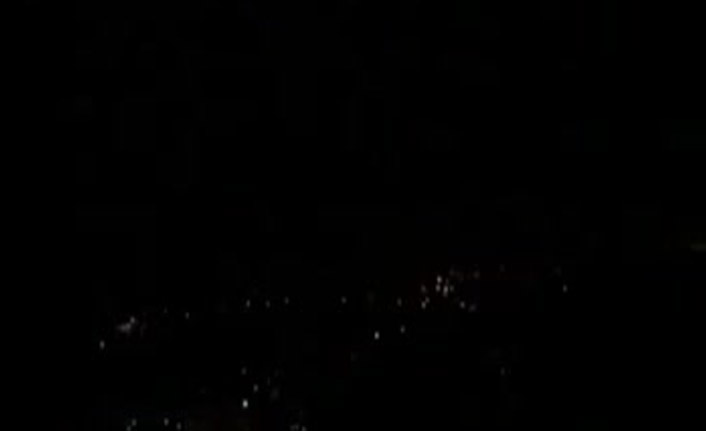 Yıldırım düştü ağaç paramparça oldu