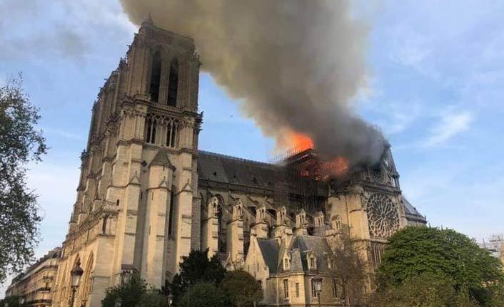 Paris'teki Notre Dame Katedrali'nde yangın!