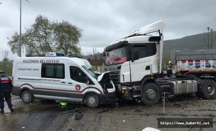 TIR, cenaze nakil aracına çarptı: 2 yaralı