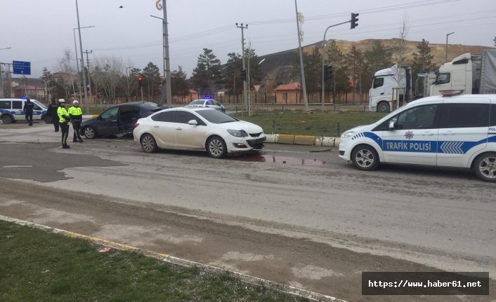  Kırmızı ışık ihlali kazaya neden oldu