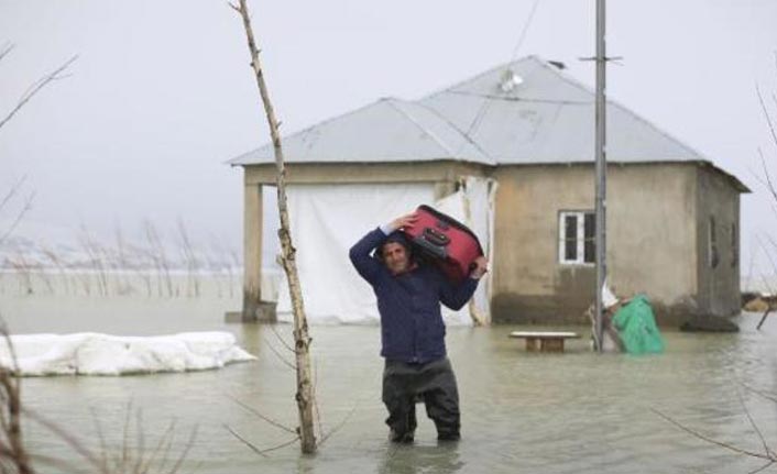 Nehil Deresi taştı, 5 ev su altında kaldı