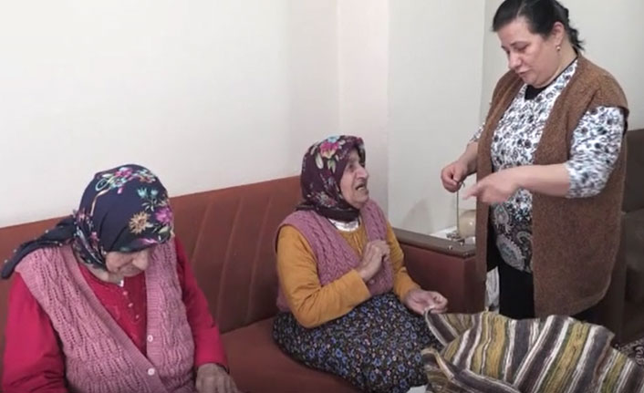 Eşinin engelli iki halasına "bebek" gibi bakıyor