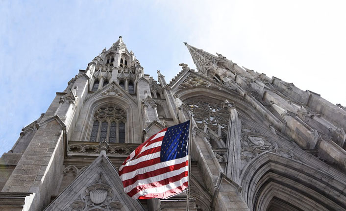New York’ ta katedrale benzinle girmeye çalışan adam...