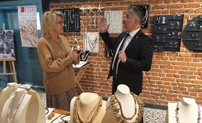 Bu sergide zeytin, doğal taş ve ahşap bir arada