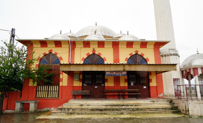 Namaz kılmak için geldi, vazgeçip sadaka kutusundaki paraları çaldı